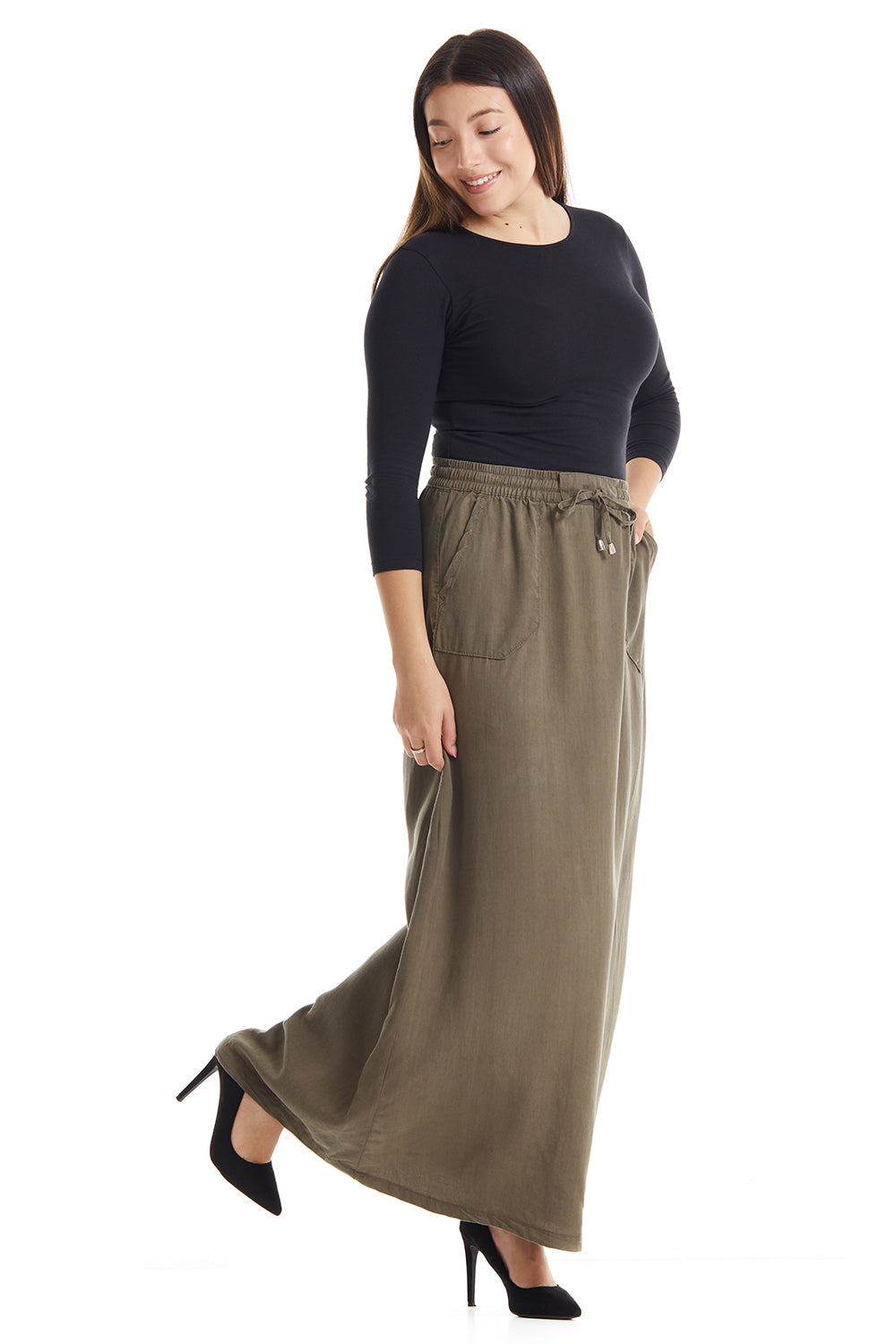 long ankle length maxi skirt with slash side pockets and elastic drawstring closure